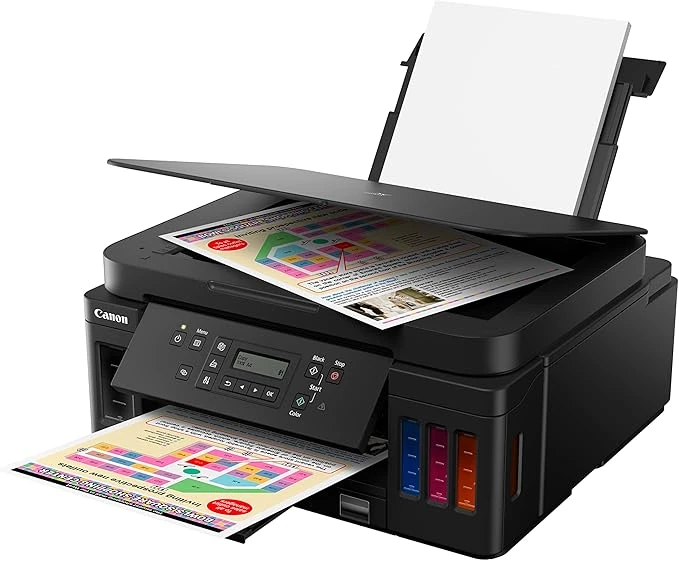 Canon MegaTank G6010 imprimindo página colorida, tanque de tinta visível e bandeja traseira aberta